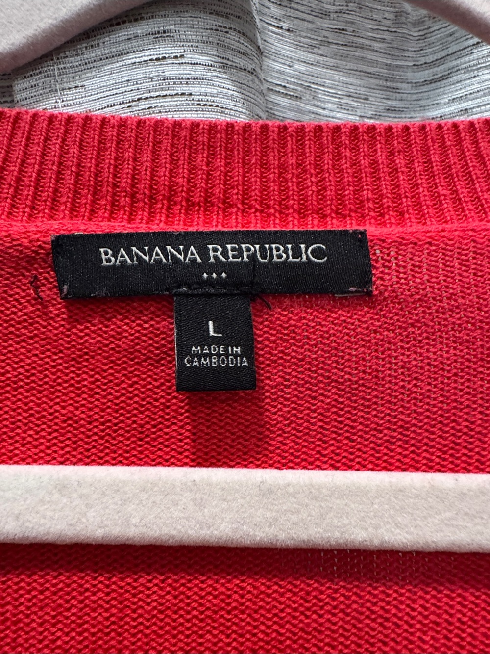 🚨2/$10🚨Banana Republic Bright Pink V-Neck Sweater - Picture 2 of 6